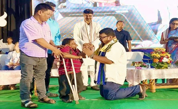 Tripura BJP president Abhishek Debroy honours a dedicated Karyakarta during Karyakarta Sammelan in South Tripura.